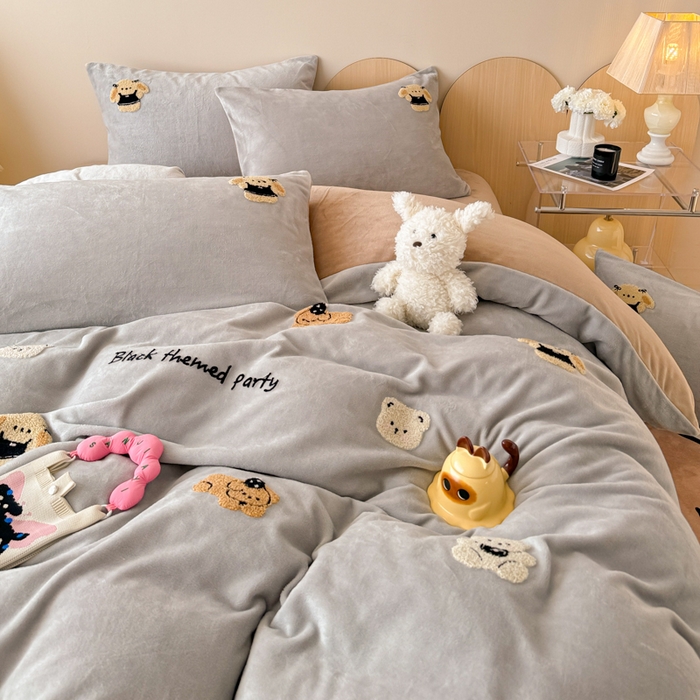 91家纺网 家纺一手货源 找家纺 懒猫家纺 2025新款牛奶绒毛巾绣四件套 玩偶派对