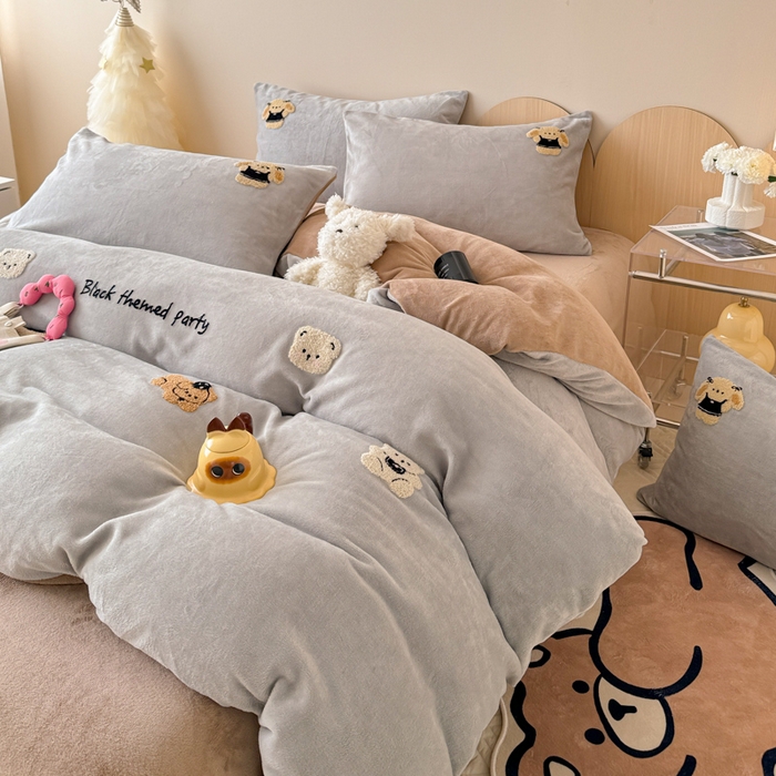 91家纺网 家纺一手货源 找家纺 懒猫家纺 2025新款牛奶绒毛巾绣四件套 玩偶派对