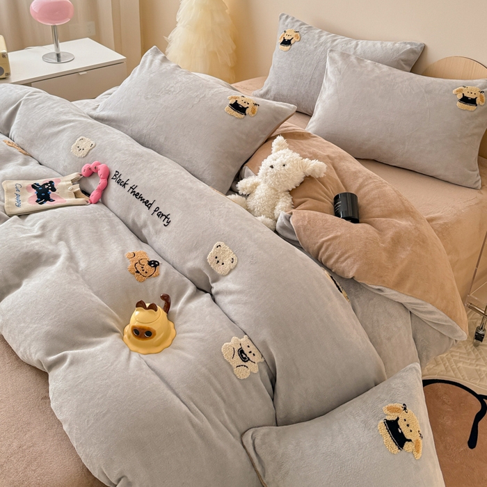 91家纺网 家纺一手货源 找家纺 懒猫家纺 2025新款牛奶绒毛巾绣四件套 玩偶派对