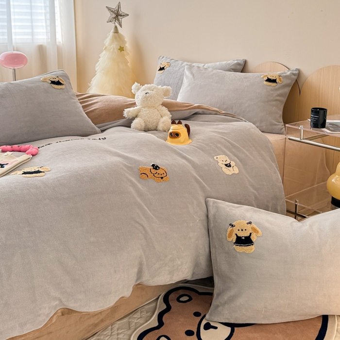 91家纺网 家纺一手货源 找家纺 懒猫家纺 2025新款牛奶绒毛巾绣四件套 玩偶派对