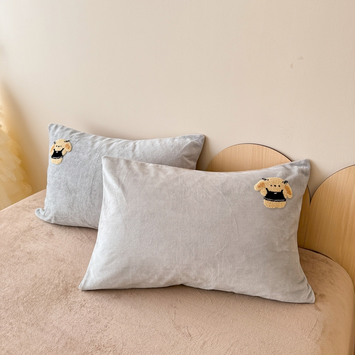 91家纺网 家纺一手货源 找家纺 懒猫家纺 2025新款牛奶绒毛巾绣四件套 玩偶派对