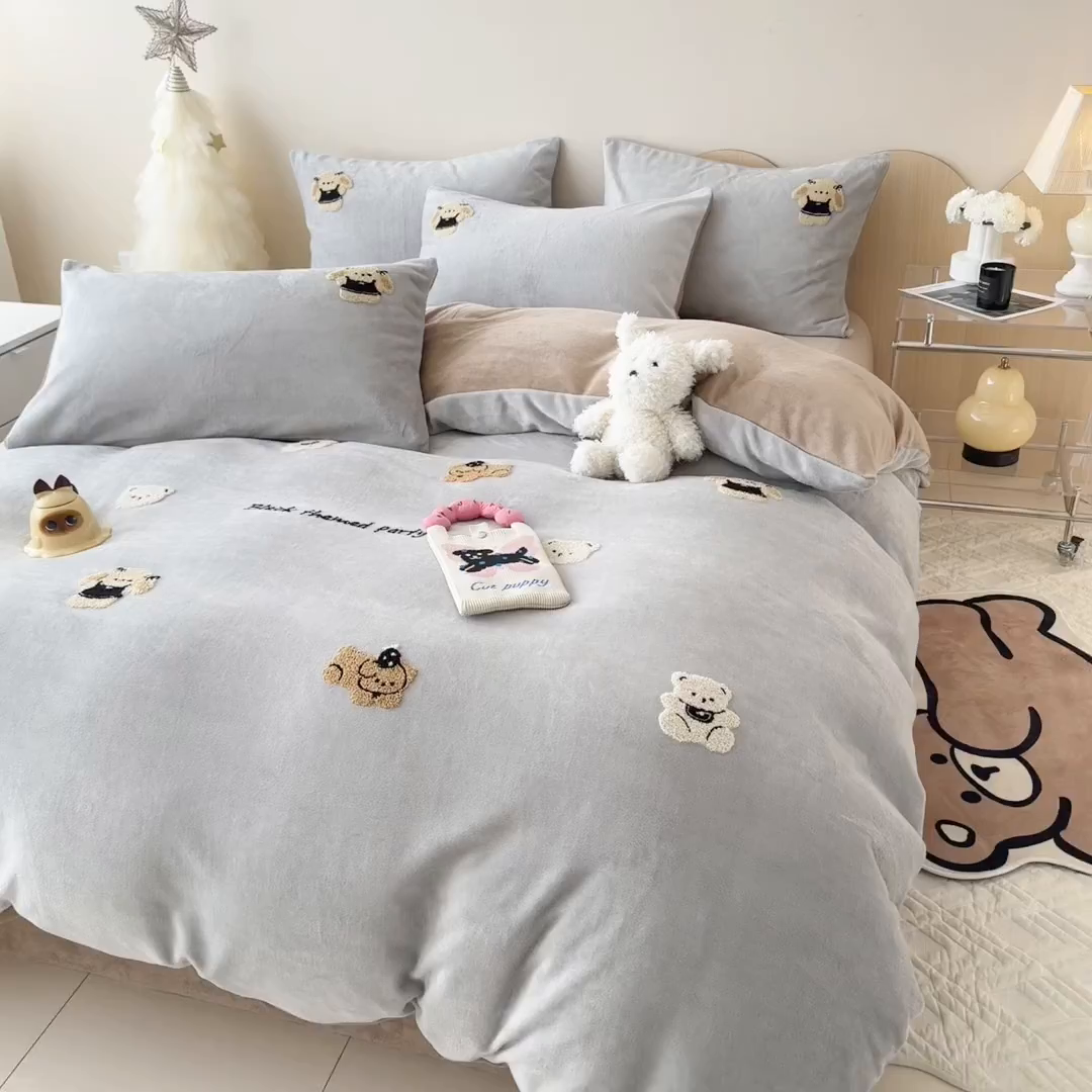 91家纺网 家纺一手货源 找家纺 懒猫家纺 2025新款牛奶绒毛巾绣四件套 玩偶派对