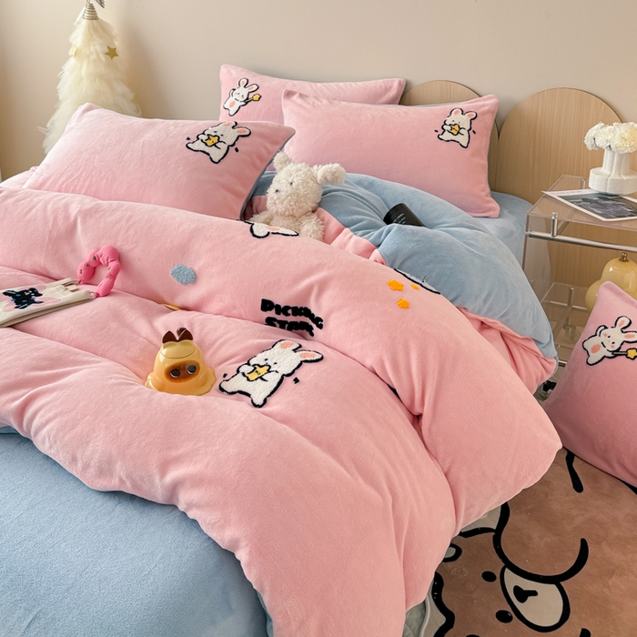 91家纺网 家纺一手货源 找家纺 懒猫家纺 2025新款牛奶绒毛巾绣四件套 晚安萌兔