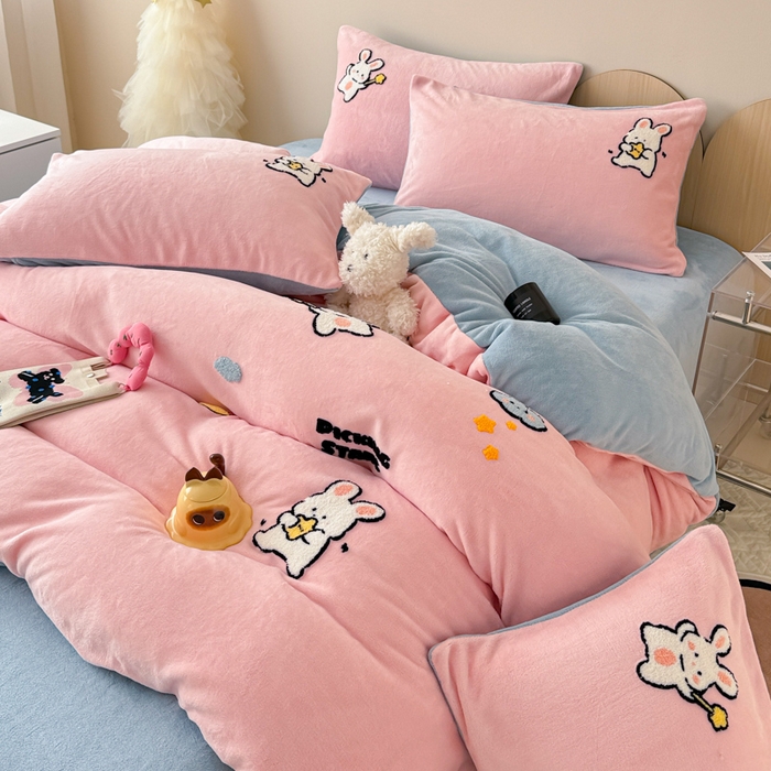 91家纺网 家纺一手货源 找家纺 懒猫家纺 2025新款牛奶绒毛巾绣四件套 晚安萌兔