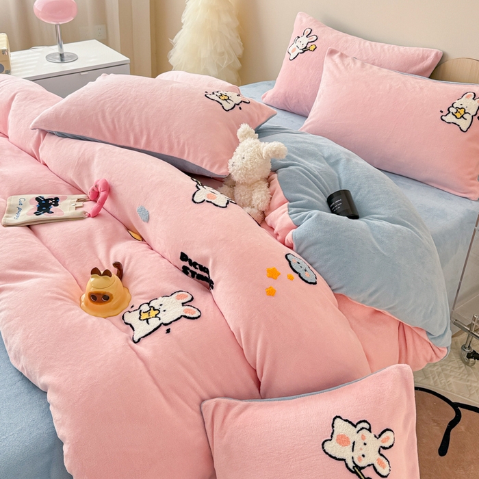 91家纺网 家纺一手货源 找家纺 懒猫家纺 2025新款牛奶绒毛巾绣四件套 晚安萌兔