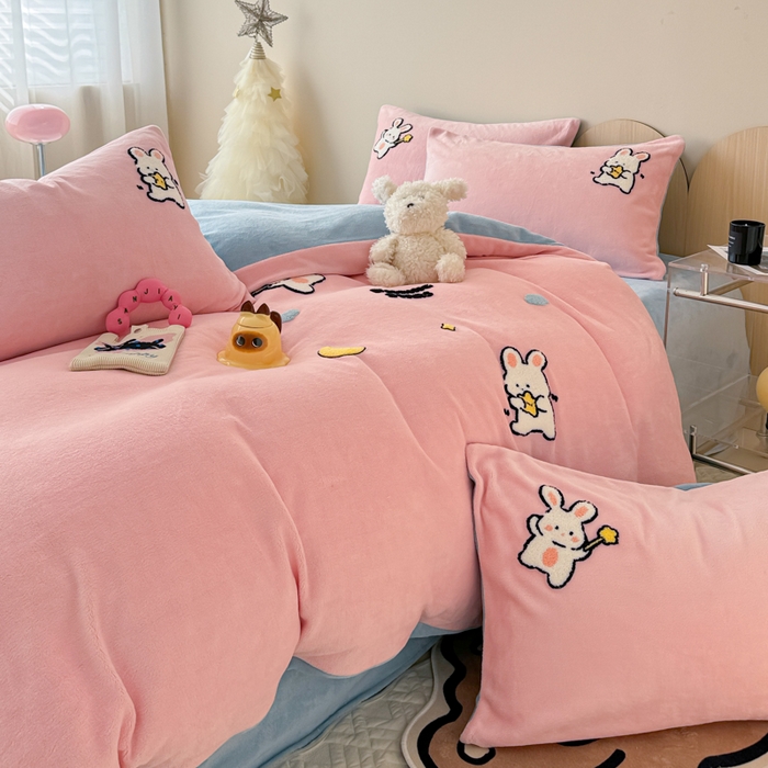 91家纺网 家纺一手货源 找家纺 懒猫家纺 2025新款牛奶绒毛巾绣四件套 晚安萌兔