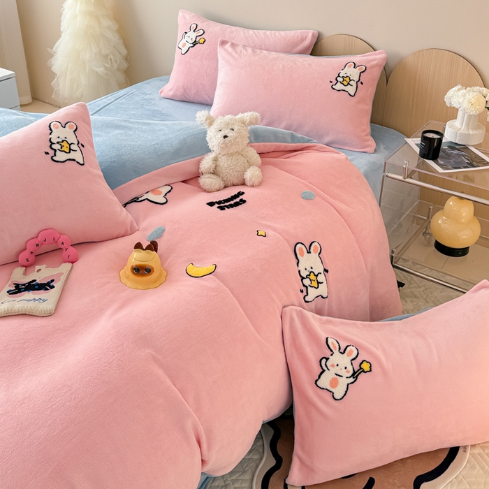 91家纺网 家纺一手货源 找家纺 懒猫家纺 2025新款牛奶绒毛巾绣四件套 晚安萌兔