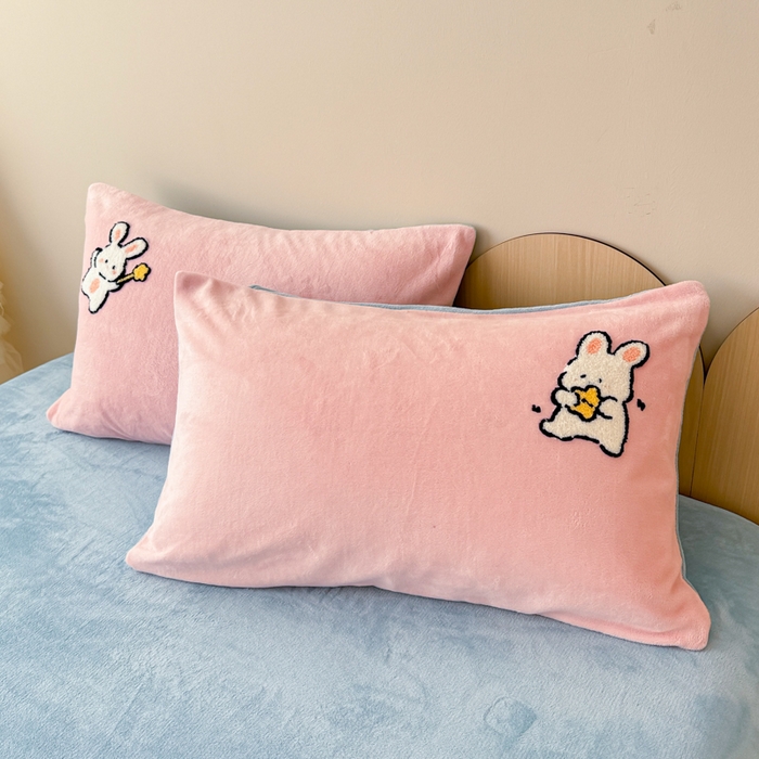 91家纺网 家纺一手货源 找家纺 懒猫家纺 2025新款牛奶绒毛巾绣四件套 晚安萌兔