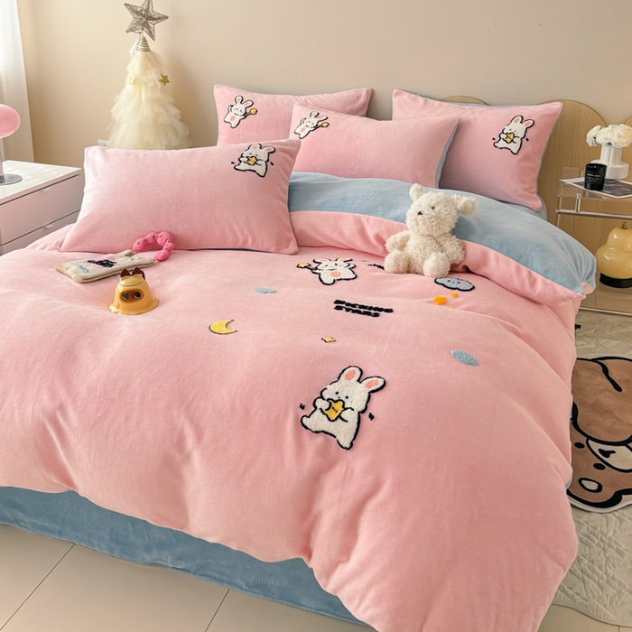 91家纺网 家纺一手货源 找家纺 懒猫家纺 2025新款牛奶绒毛巾绣四件套 晚安萌兔