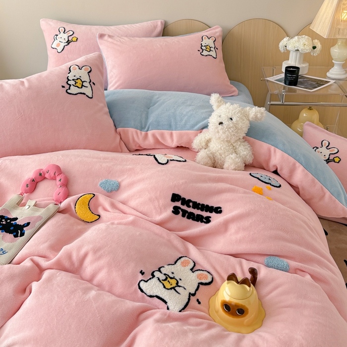 91家纺网 家纺一手货源 找家纺 懒猫家纺 2025新款牛奶绒毛巾绣四件套 晚安萌兔