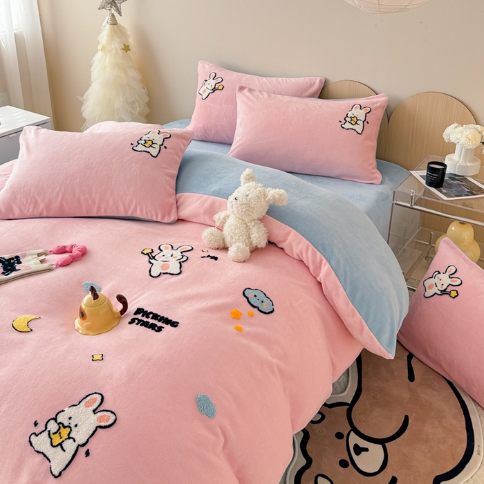 91家纺网 家纺一手货源 找家纺 懒猫家纺 2025新款牛奶绒毛巾绣四件套 晚安萌兔