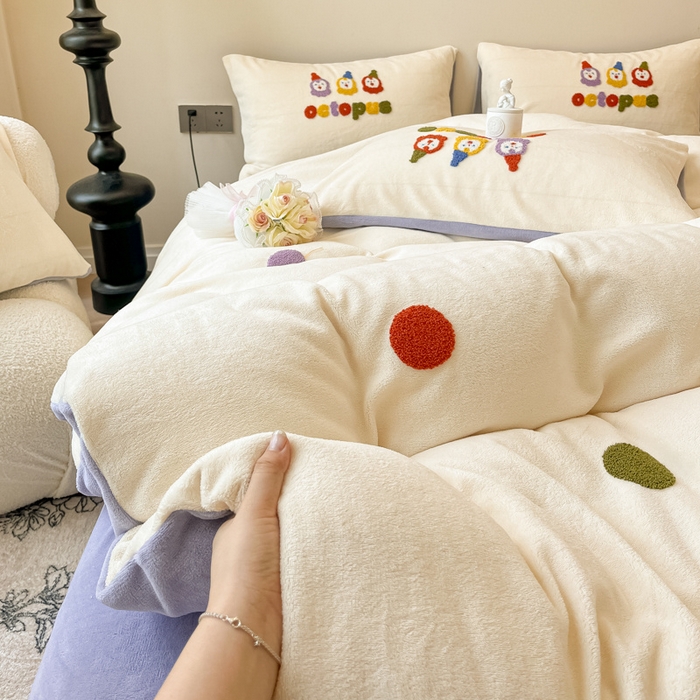 91家纺网 家纺一手货源 找家纺 懒猫家纺 2025新款牛奶绒毛巾绣四件套 五彩波点