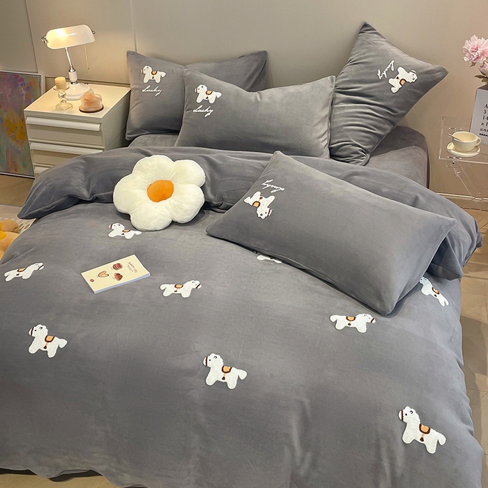 91家纺网 家纺一手货源 找家纺 懒猫家纺 2025新款牛奶绒毛巾绣四件套 小木马