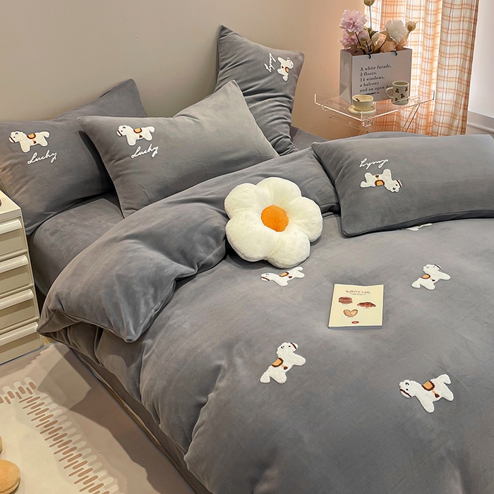 91家纺网 家纺一手货源 找家纺 懒猫家纺 2025新款牛奶绒毛巾绣四件套 小木马