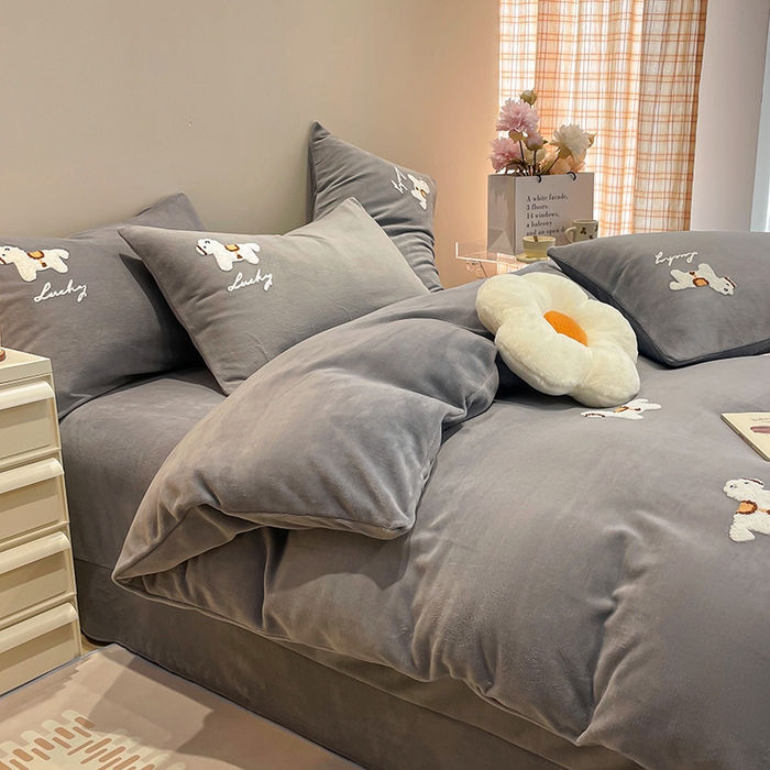 91家纺网 家纺一手货源 找家纺 懒猫家纺 2025新款牛奶绒毛巾绣四件套 小木马