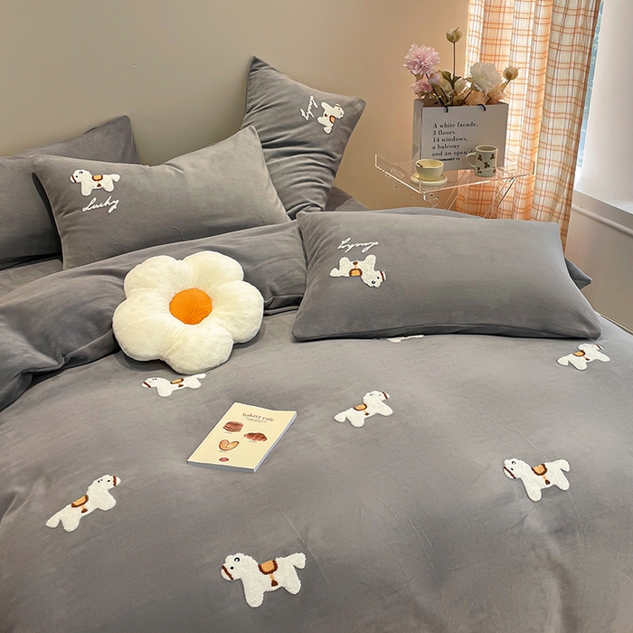 91家纺网 家纺一手货源 找家纺 懒猫家纺 2025新款牛奶绒毛巾绣四件套 小木马