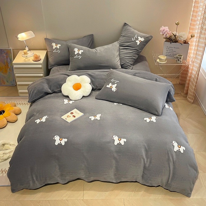 91家纺网 家纺一手货源 找家纺 懒猫家纺 2025新款牛奶绒毛巾绣四件套 小木马