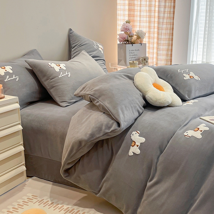 91家纺网 家纺一手货源 找家纺 懒猫家纺 2025新款牛奶绒毛巾绣四件套 小木马