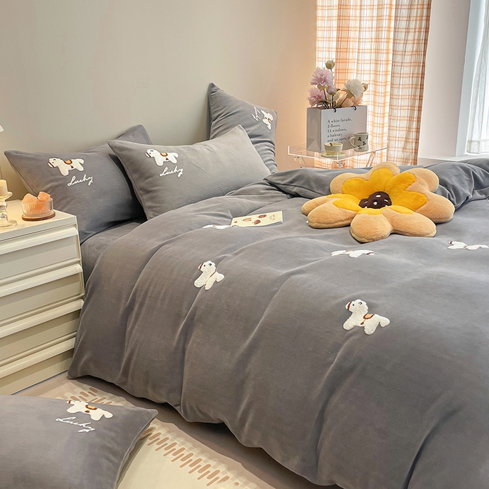 91家纺网 家纺一手货源 找家纺 懒猫家纺 2025新款牛奶绒毛巾绣四件套 小木马