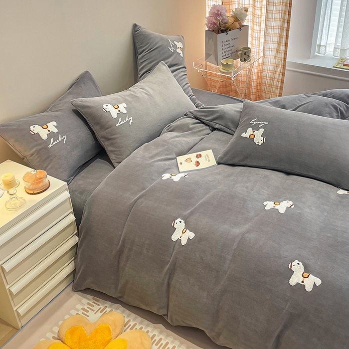 91家纺网 家纺一手货源 找家纺 懒猫家纺 2025新款牛奶绒毛巾绣四件套 小木马