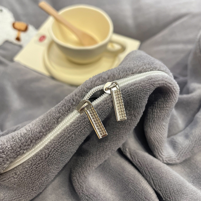 91家纺网 家纺一手货源 找家纺 懒猫家纺 2025新款牛奶绒毛巾绣四件套 小木马