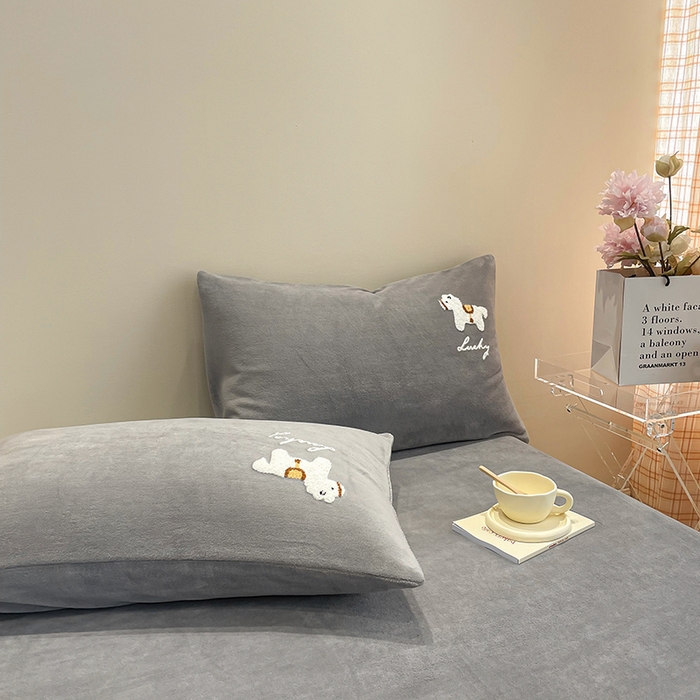 91家纺网 家纺一手货源 找家纺 懒猫家纺 2025新款牛奶绒毛巾绣四件套 小木马