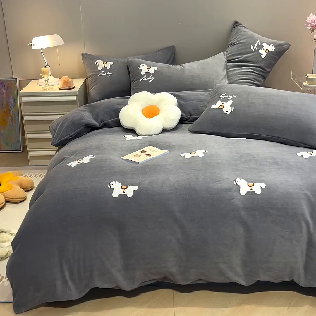 91家纺网 家纺一手货源 找家纺 懒猫家纺 2025新款牛奶绒毛巾绣四件套 小木马