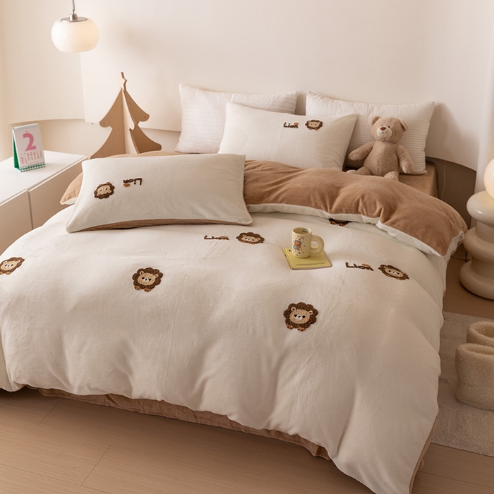 91家纺网 家纺一手货源 找家纺 懒猫家纺 2025新款牛奶绒毛巾绣四件套 小狮子