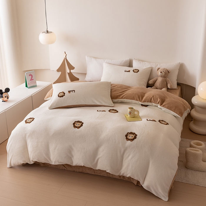 91家纺网 家纺一手货源 找家纺 懒猫家纺 2025新款牛奶绒毛巾绣四件套 小狮子