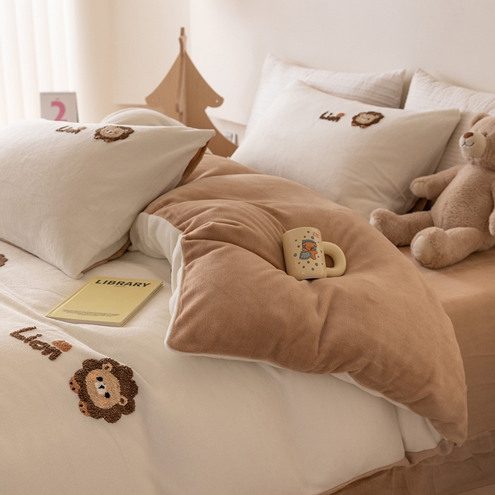 91家纺网 家纺一手货源 找家纺 懒猫家纺 2025新款牛奶绒毛巾绣四件套 小狮子