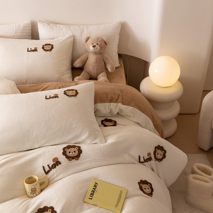 91家纺网 家纺一手货源 找家纺 懒猫家纺 2025新款牛奶绒毛巾绣四件套 小狮子