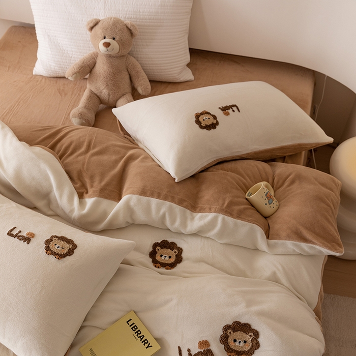 91家纺网 家纺一手货源 找家纺 懒猫家纺 2025新款牛奶绒毛巾绣四件套 小狮子