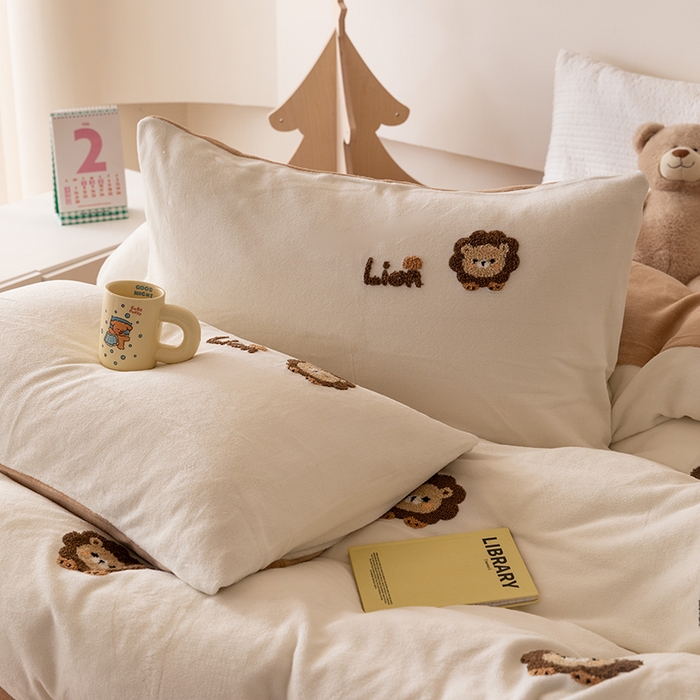 91家纺网 家纺一手货源 找家纺 懒猫家纺 2025新款牛奶绒毛巾绣四件套 小狮子