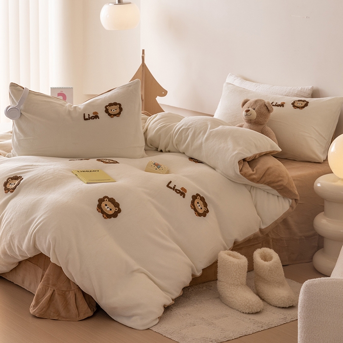 91家纺网 家纺一手货源 找家纺 懒猫家纺 2025新款牛奶绒毛巾绣四件套 小狮子