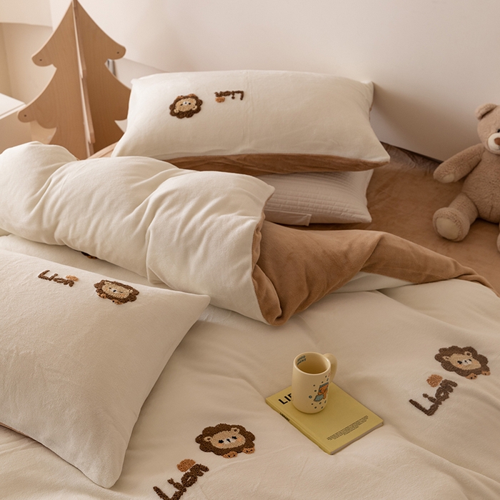 91家纺网 家纺一手货源 找家纺 懒猫家纺 2025新款牛奶绒毛巾绣四件套 小狮子