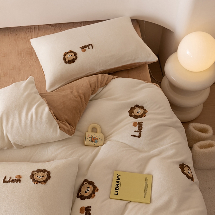 91家纺网 家纺一手货源 找家纺 懒猫家纺 2025新款牛奶绒毛巾绣四件套 小狮子