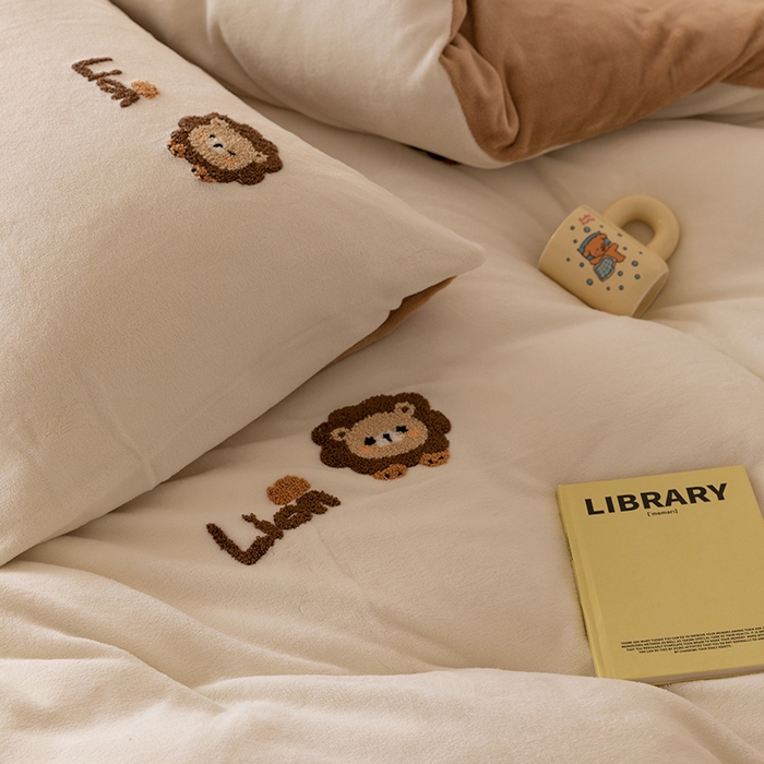 91家纺网 家纺一手货源 找家纺 懒猫家纺 2025新款牛奶绒毛巾绣四件套 小狮子