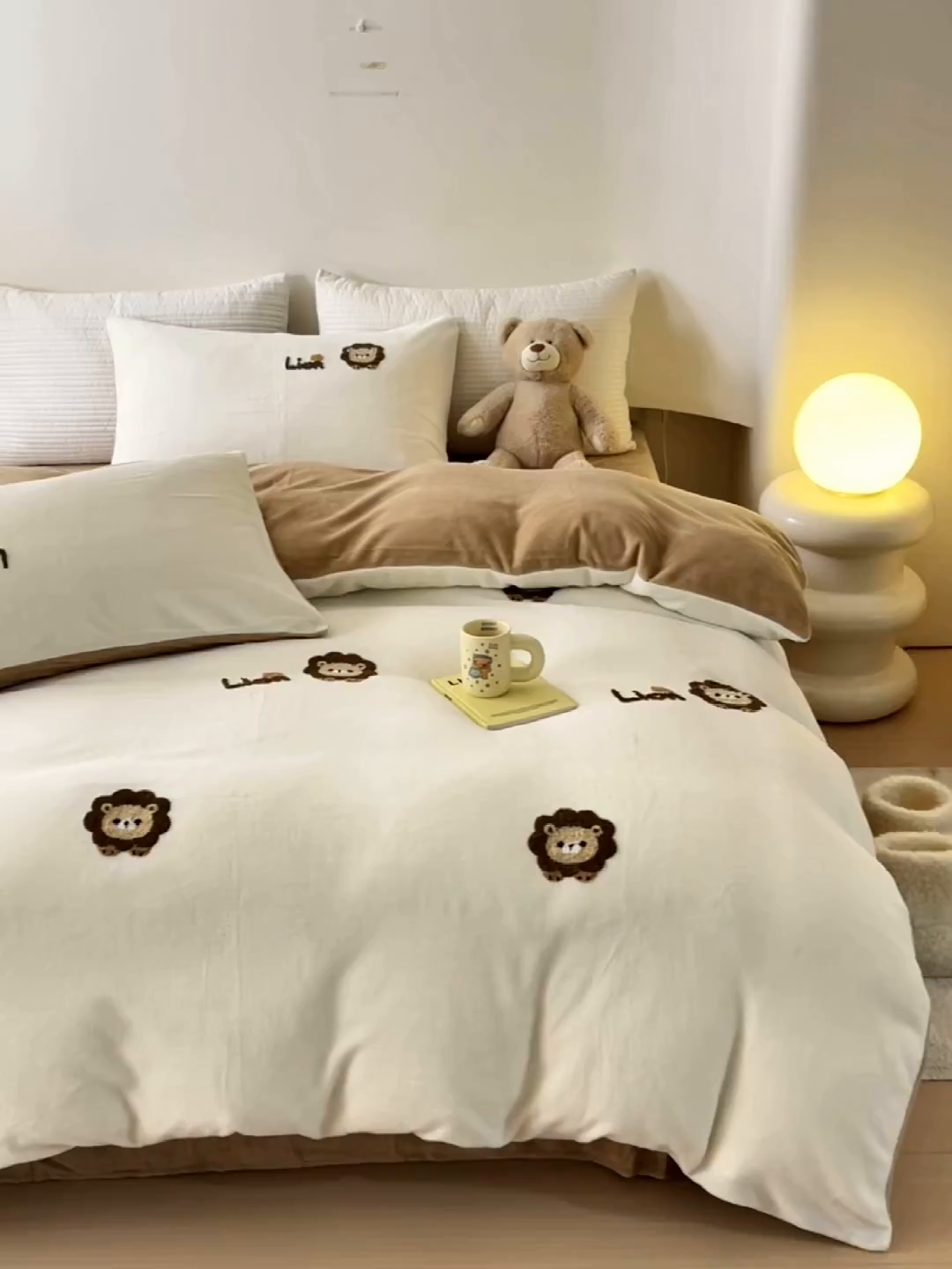 91家纺网 家纺一手货源 找家纺 懒猫家纺 2025新款牛奶绒毛巾绣四件套 小狮子