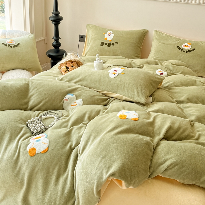 91家纺网 家纺一手货源 找家纺 懒猫家纺 2025新款牛奶绒毛巾绣四件套 小鸭丫