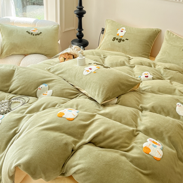 91家纺网 家纺一手货源 找家纺 懒猫家纺 2025新款牛奶绒毛巾绣四件套 小鸭丫