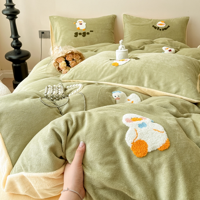 91家纺网 家纺一手货源 找家纺 懒猫家纺 2025新款牛奶绒毛巾绣四件套 小鸭丫