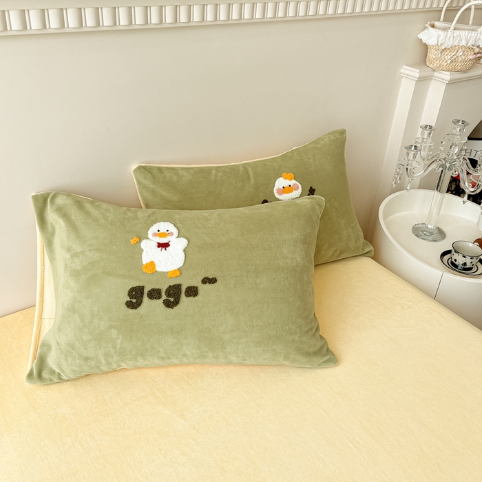 91家纺网 家纺一手货源 找家纺 懒猫家纺 2025新款牛奶绒毛巾绣四件套 小鸭丫