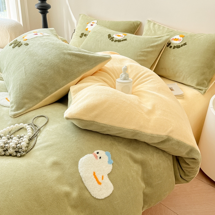 91家纺网 家纺一手货源 找家纺 懒猫家纺 2025新款牛奶绒毛巾绣四件套 小鸭丫