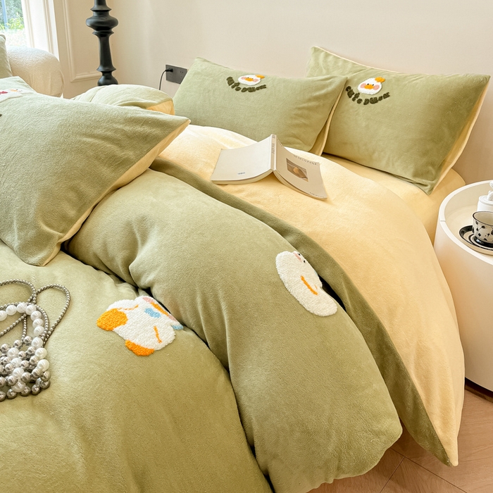 91家纺网 家纺一手货源 找家纺 懒猫家纺 2025新款牛奶绒毛巾绣四件套 小鸭丫