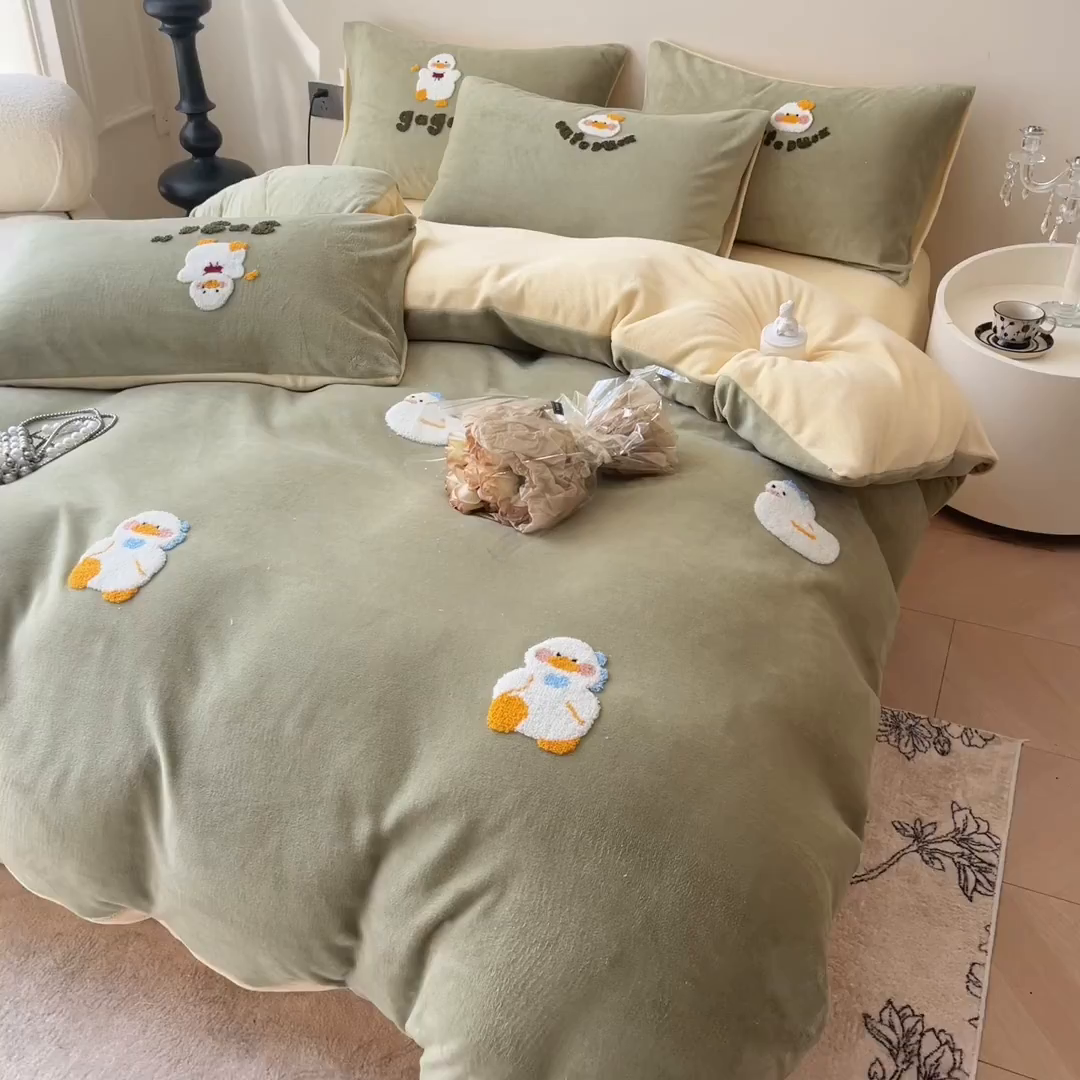 91家纺网 家纺一手货源 找家纺 懒猫家纺 2025新款牛奶绒毛巾绣四件套 小鸭丫