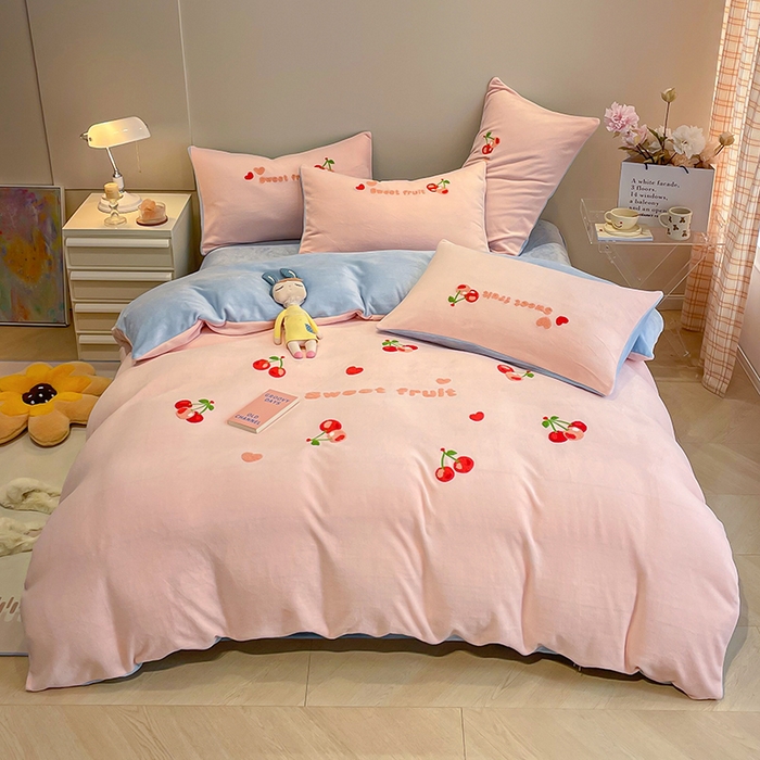 91家纺网 家纺一手货源 找家纺 懒猫家纺 2025新款牛奶绒毛巾绣四件套 小樱桃