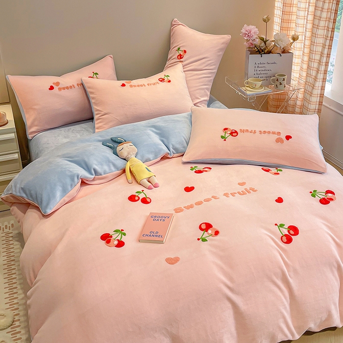 91家纺网 家纺一手货源 找家纺 懒猫家纺 2025新款牛奶绒毛巾绣四件套 小樱桃