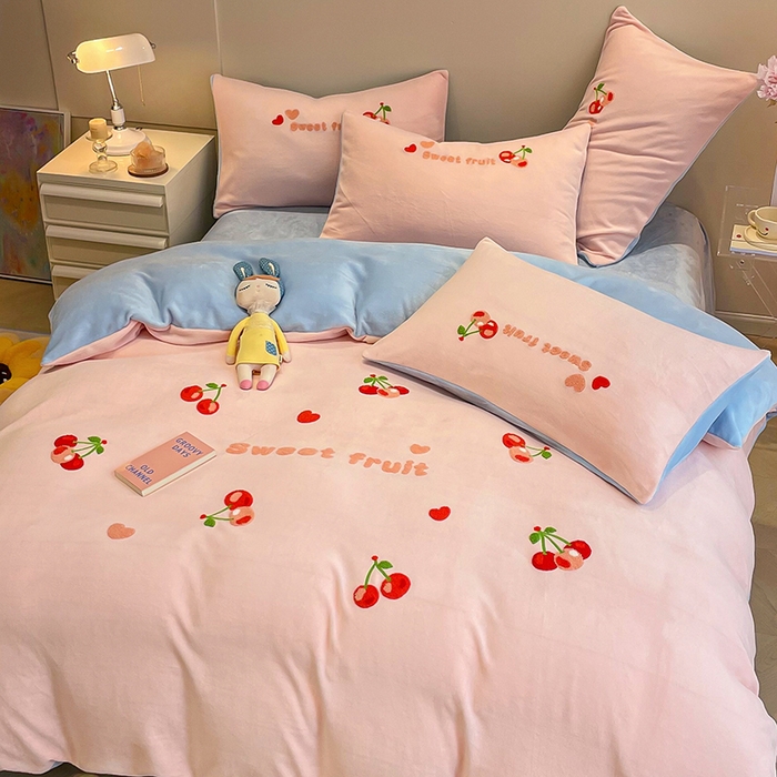 91家纺网 家纺一手货源 找家纺 懒猫家纺 2025新款牛奶绒毛巾绣四件套 小樱桃