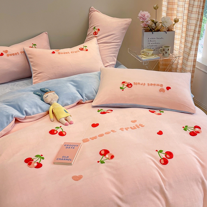 91家纺网 家纺一手货源 找家纺 懒猫家纺 2025新款牛奶绒毛巾绣四件套 小樱桃