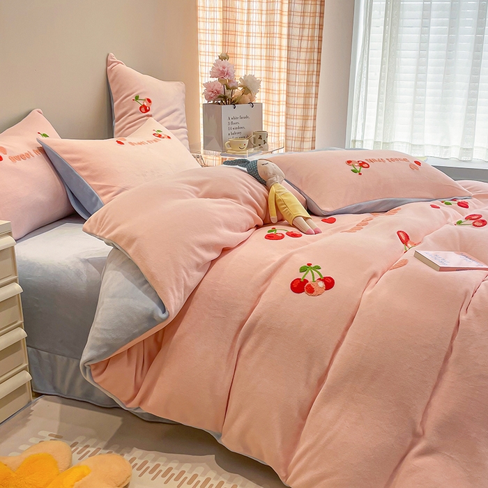 91家纺网 家纺一手货源 找家纺 懒猫家纺 2025新款牛奶绒毛巾绣四件套 小樱桃